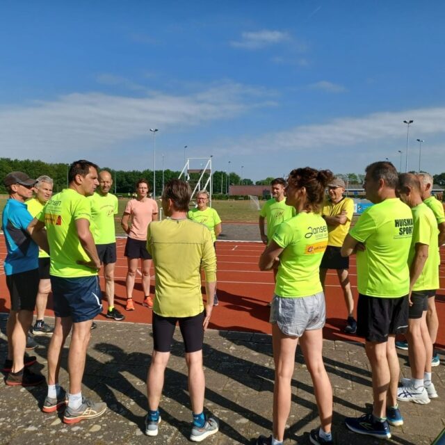 Loopgroep Huissen heeft twee nieuwe hardlooptrainers!
Op 14 mei reisde een enthousiaste groep loper al vroeg af de atletiekbaan in Ede. Daar mochten Monique En Ron examen doen.
#loopgroephuissen #lgh
Na de warming-up was eerst Ron met zijn groep aan de beurt. Daarna volgende Monique met haar groep. Beiden legden een prima examen af. Met als resultaat dat beiden zijn geslaagd! Proficiat Monique en Ron! En dank aan de begeleiders Dorothea en Caron.
#hardlopen #hardlopenisleuk #huissen