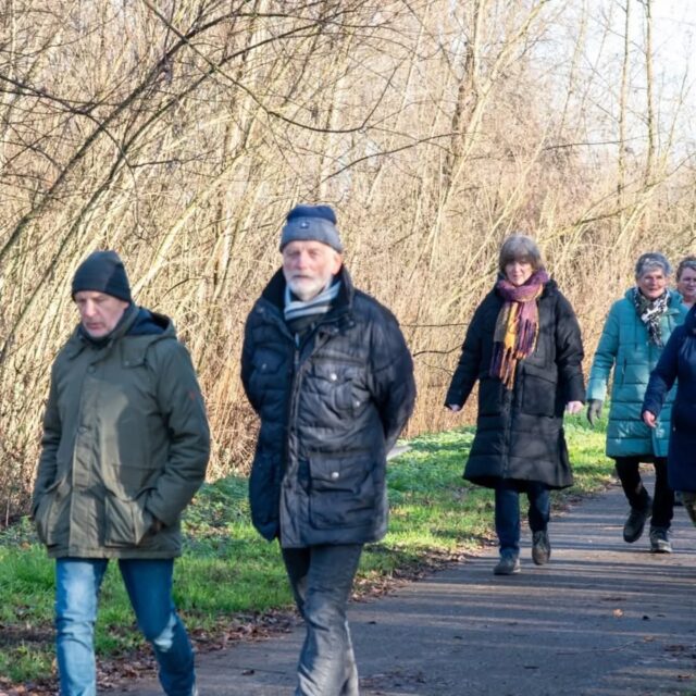 Gezellige oliebollenwandeling in Huissen

Door Hans Gerichhausen, Huissen 28 december.

Onder uitstekende weersomstandigheden organiseerde Loopgroep Huissen de jaarlijkse Oliebollenwandeltocht. Het evenement mocht zich verheugen op een grote belangstelling: 230 deelnemers verschenen aan de start. Zij konden kiezen uit routes van 7 en 10 kilometer, die voerden door en rondom Huissen.

Langs de route was een verzorgingspost ingericht waar een vuurkorf zorgde voor warmte en sfeer. De wandelaars konden daar even op adem komen met een glaasje Jägermeister, waarvan dankbaar gebruik werd gemaakt.

Na afloop werd iedere deelnemer beloond met een traditionele oliebol. Daarnaast was er keuze uit chocolademelk of een glaasje glühwein, wat zorgde voor een gezellige en geslaagde afsluiting van de tocht.

Foto's © Hans Gerichhausen.